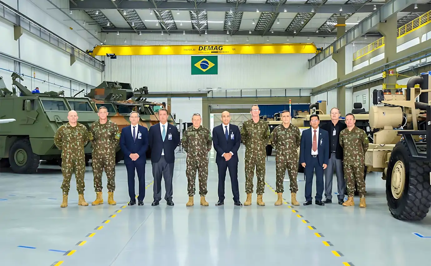 Comandante do Exército visita fábrica da Avibras