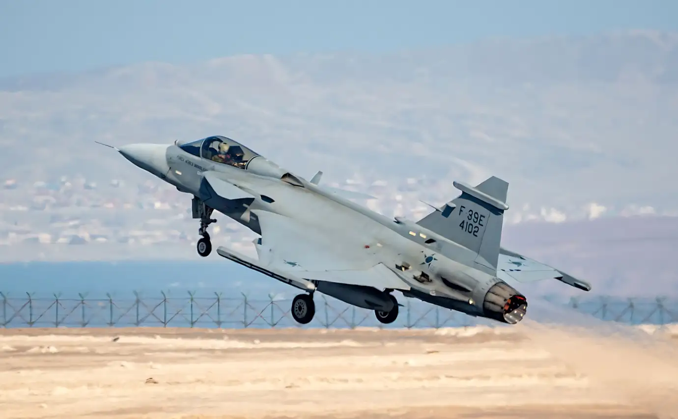 FAB desloca mais da metade da frota do F-39E Gripen ao Chile, caça é validado fora do Brasil pela 1ª vez