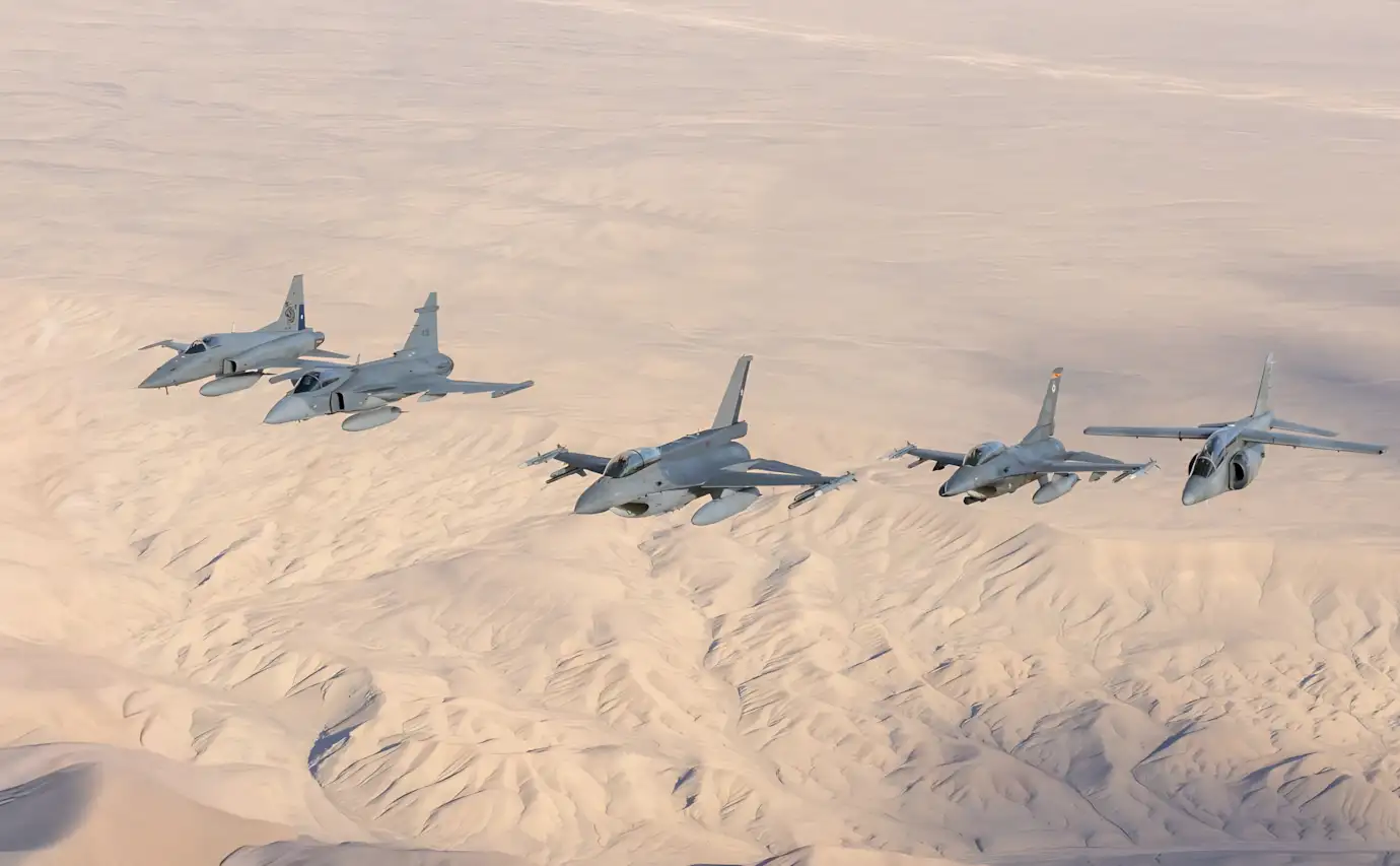 Formação de caças F-39E Gripen sobre o Deserto do Atacama no Chile