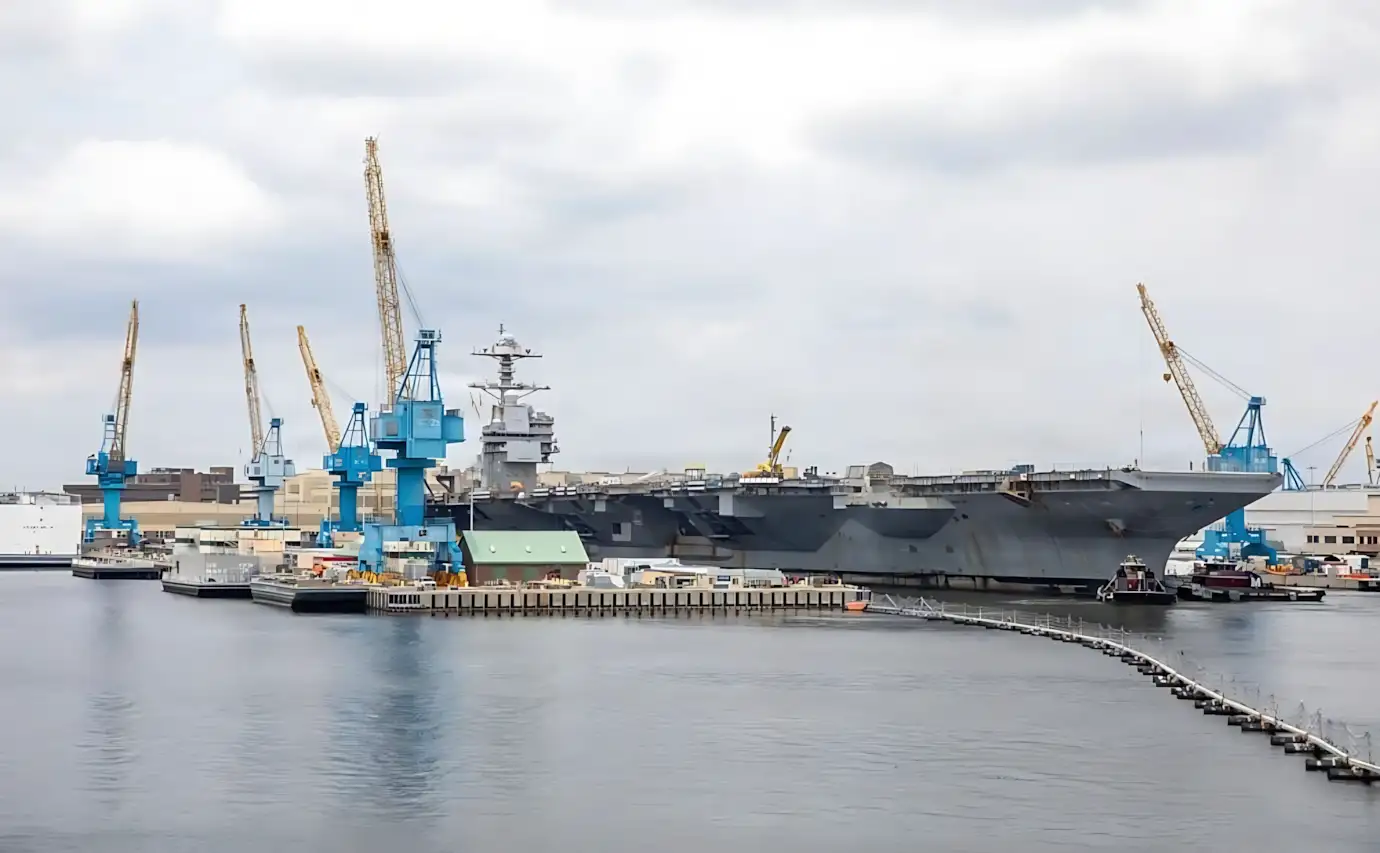 Porta-aviões USS Ford mais caro já construído chega a Norfolk para reparos após incêndio no Mar Vermelho