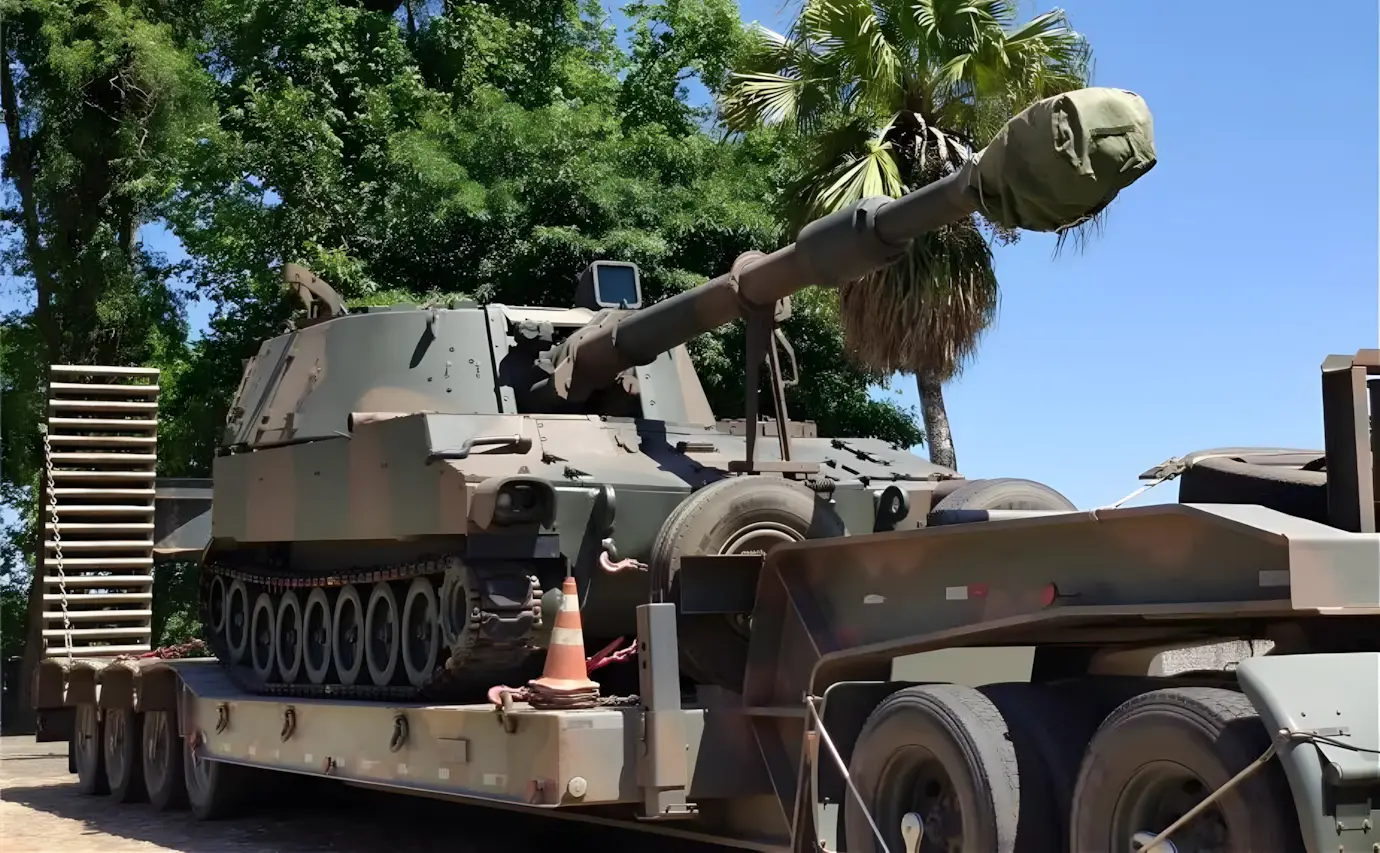 Sete blindados novos chegam à fronteira gaúcha para substituir obuseiro M109 A3 do Exército