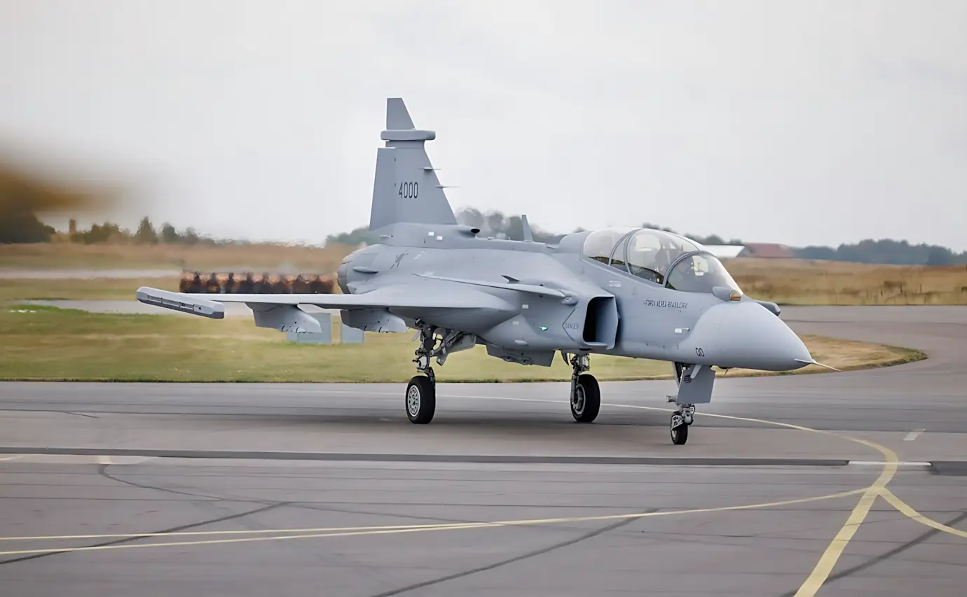Gripen F brasileiro realiza primeiro voo em Linköping